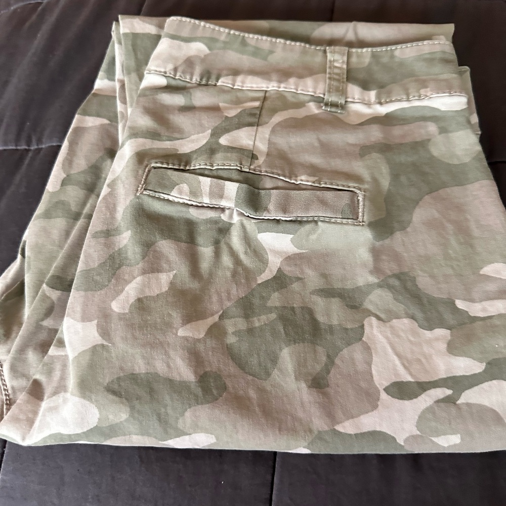 GAP Women's Straight Leg Camo Pants in Olive & Tan